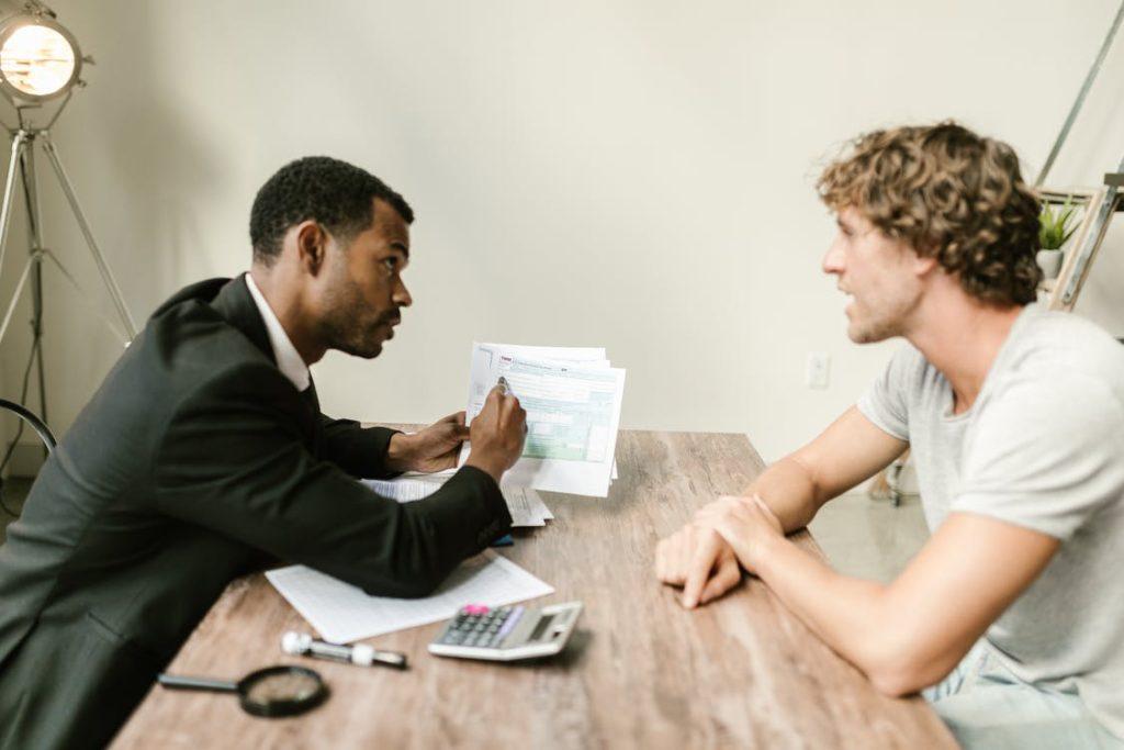 Two friends discussing cashback credit card options 